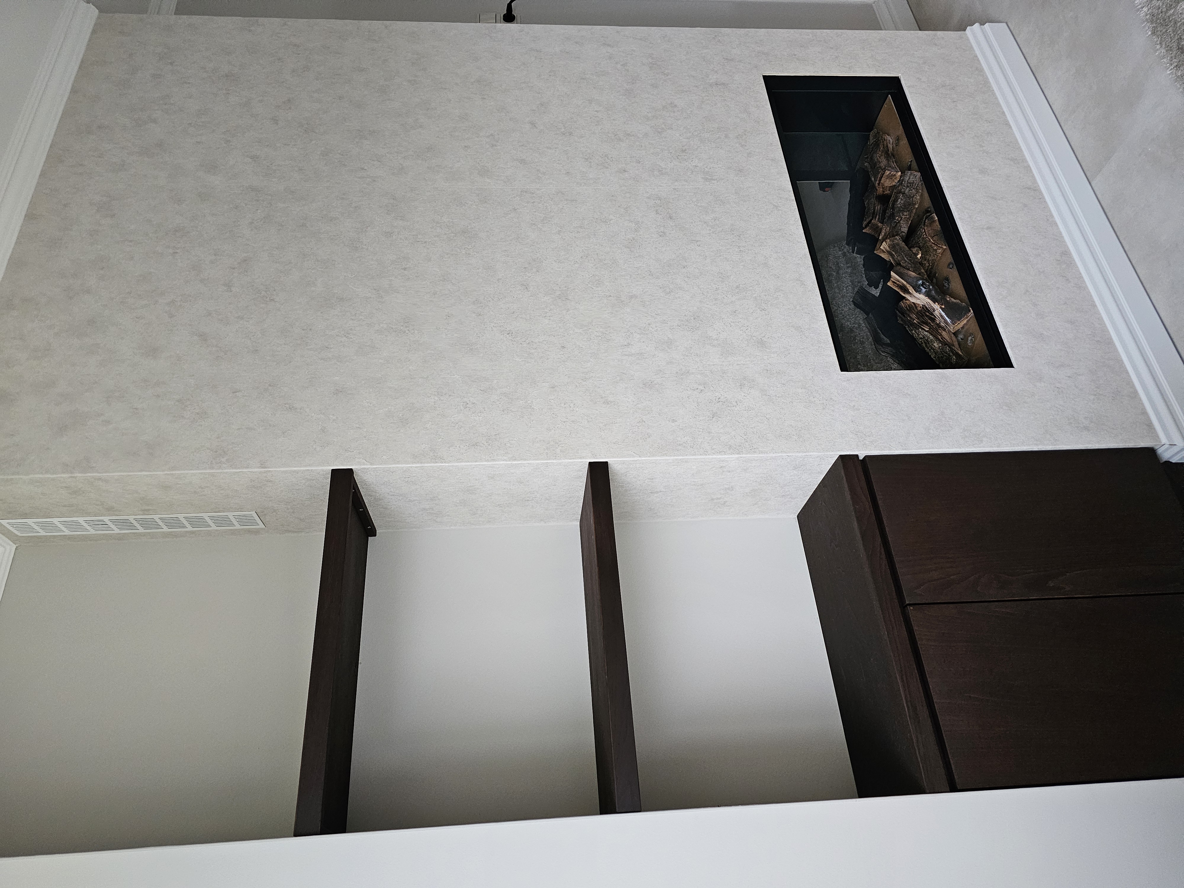 Zwevend dressoir van donker hout